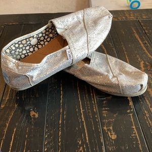 Tom’s woman’s silver glitter flats size 10